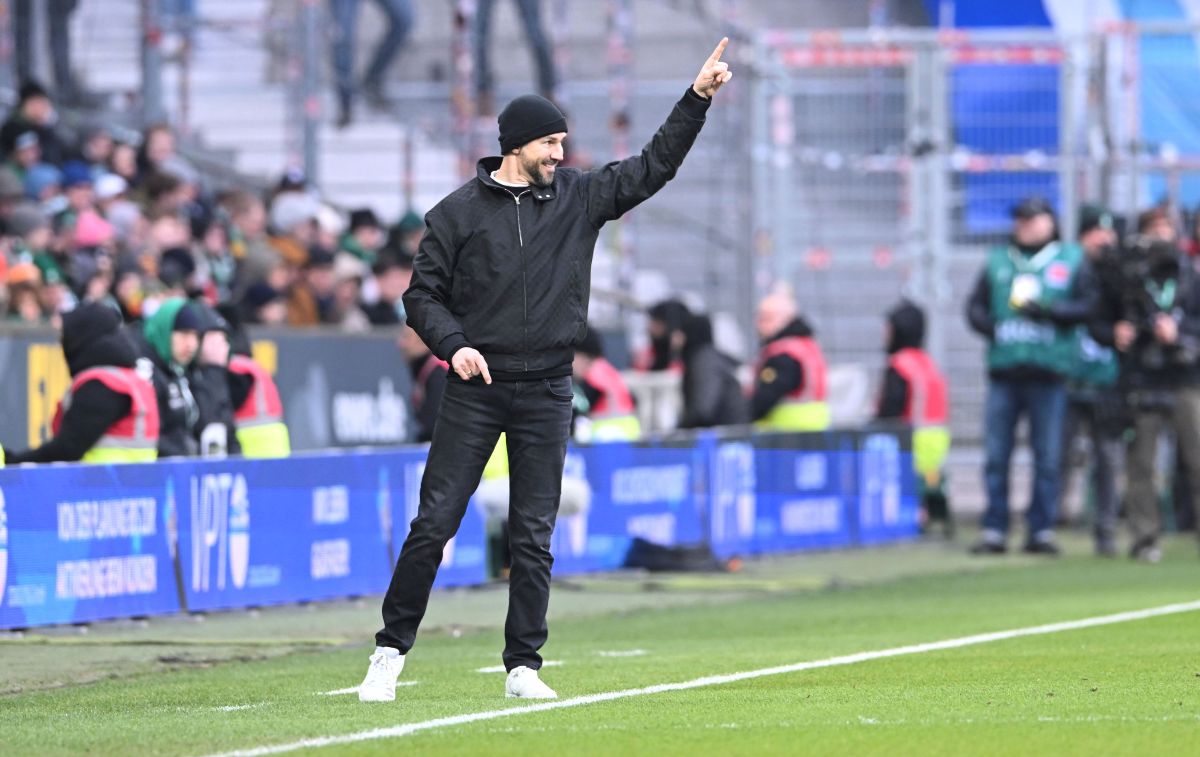 Hoffenheim's head coach Christian Ilzer points during the German Bundesliga soccer match between Werder Bremen and TSG 1899 Hoffenheim in Bremen, Germany, Sunday, Feb. 16, 2025.(Carmen Jaspersen/dpa via AP)