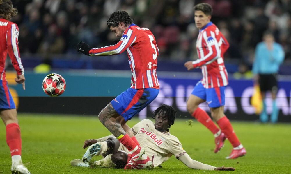 Salzburg's Moussa Yeo, on the pitch and Atletico Madrid's Rodrigo De Paul vie for the ball during the Champions League opening phase soccer match between FC Salzburg and Atletico Madrid at the Salzburg Arena in Salzburg, Austria, Wednesday, Jan. 29, 2025. (AP Photo/Matthias Schrader)