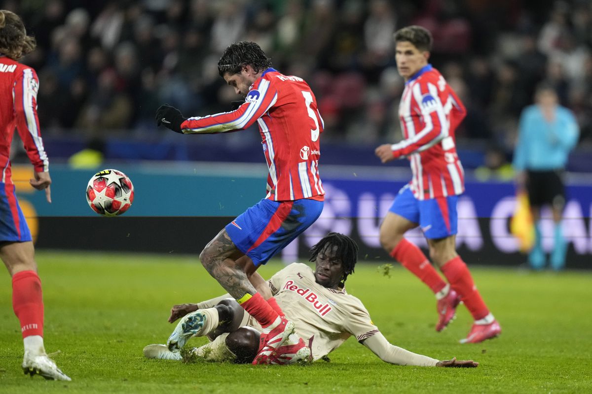 Salzburg's Moussa Yeo, on the pitch and Atletico Madrid's Rodrigo De Paul vie for the ball during the Champions League opening phase soccer match between FC Salzburg and Atletico Madrid at the Salzburg Arena in Salzburg, Austria, Wednesday, Jan. 29, 2025. (AP Photo/Matthias Schrader)