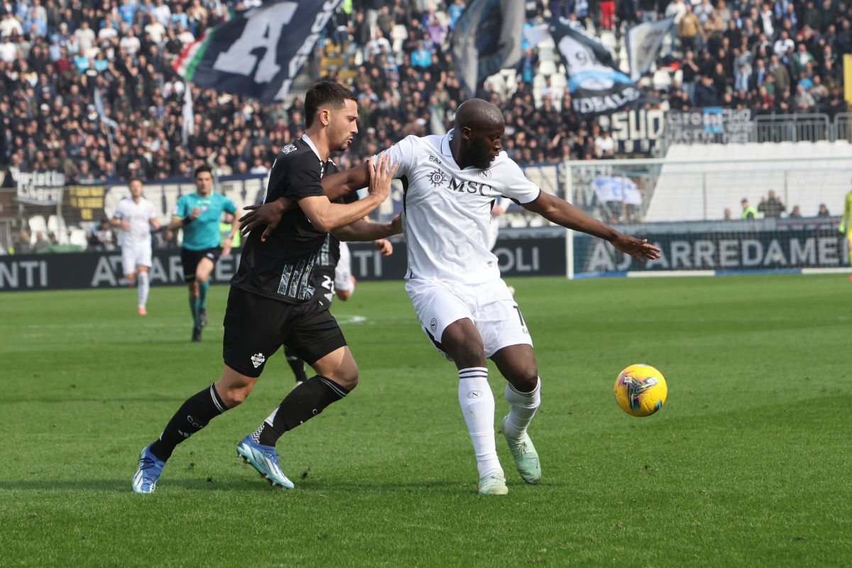 Napoli's Romelu Lukaku in action, during the Italian Serie A between soccer match between Como and Napoli at the Giuseppe Sinigaglia stadium in Como, north Italy, Sunday, Feb. 23, 2025. (Antonio Saia/LaPresse via AP)