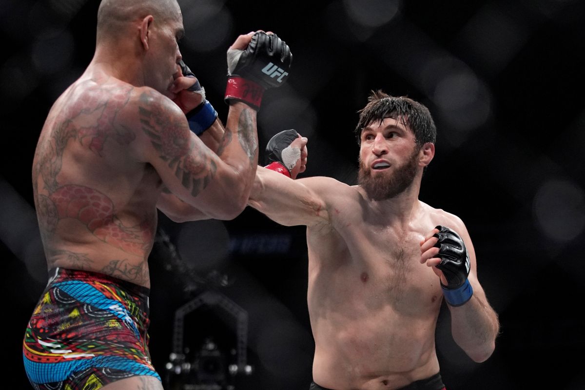 Magomed Ankalaev hits Alex Pereira during a UFC 313 mixed martial arts light heavyweight title bout Saturday, March 8, 2025, in Las Vegas. (AP Photo/John Locher)