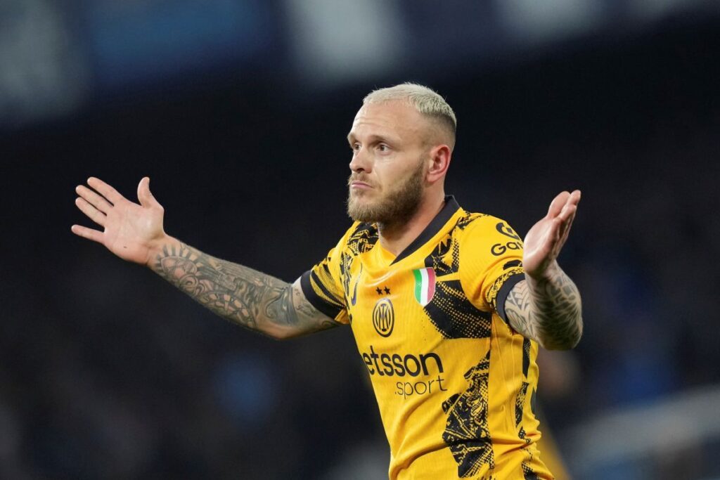 Inter Milan's Federico Dimarco celebrates after scoring his side's opening goal during the Serie A soccer match between Napoli and Inter Milan, at the Naples Diego Armando Maradona stadium, Italy, Saturday March 1, 2025. (Alfredo Falcone/LaPresse via AP)