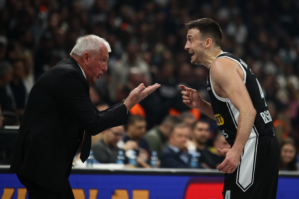 ZELIMIR OBRADOVIC ZELJKO trener, ALEKSA AVRAMOVIC kosarkas Partizana na utakmici Evrolige protiv Albe u hali Beogradska Stark Arena, Beograd 17.11.2023. godine Foto: Ivica Veselinov / MN PRESS KOSARKA, BASKETBALL, EVROLIGA, EUROLEAGUE, PARTIZAN, ALBA BERLIN