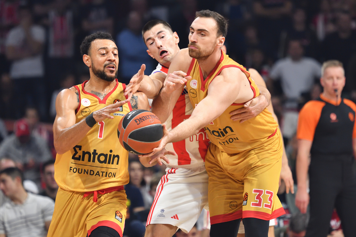 NIGEL WILLIAMS GOSS Najdzel Vilijams Gos i NIKOLA MILUTINOV kosarkas Olimpijakosa Pirej na utakmici Evrolige protiv LUKA MITROVIC iz Crvene zvezde u hali Beogradska arena, Beograd 13.12.2024. godine Foto: Marko Metlas Kosarka, Crvena zvezda, Evroliga, Olimpijakos Pirej