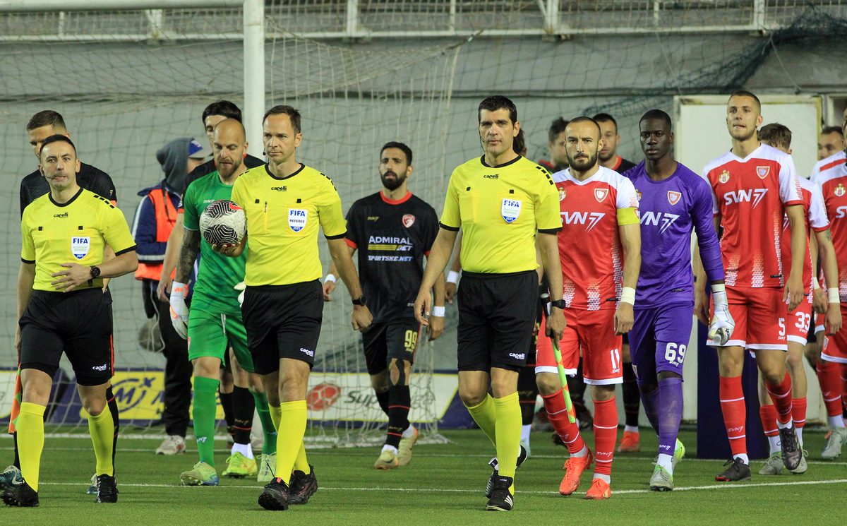 SRDJAN JOVANOVIC, glavni sudija, i pomocnici UROS STOJKOVIC i MILAN MIHAJLOVIC, na prvenstvenoj utakmici Jedinstvo - Radnicki, na stadionu TC Vozdovac. Beograd, 14.03.2025. foto: MN Press / vm Fudbal, Jedinstvo Ub, Radnicki 1923