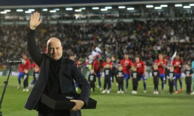 DANKO LAZOVIC clan privremene uprave Partizana, na prijateljskoj utakmici protiv CSKA Moskva, dodeljuje plaketu MARKU NIKOLICU treneru CSKA, na stadionu JNA. Beograd, 22.03.2025. foto: MN Press / vm Fudbal, Partizan, CSKA Moskva