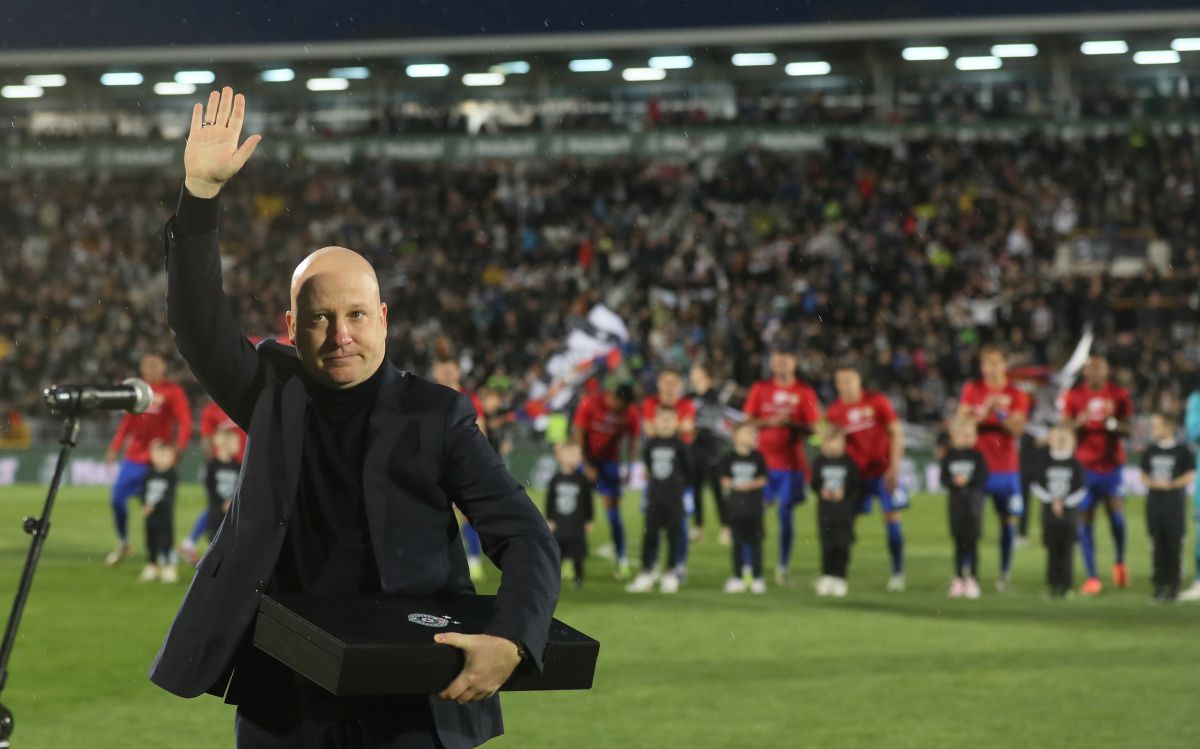 DANKO LAZOVIC clan privremene uprave Partizana, na prijateljskoj utakmici protiv CSKA Moskva, dodeljuje plaketu MARKU NIKOLICU treneru CSKA, na stadionu JNA. Beograd, 22.03.2025. foto: MN Press / vm Fudbal, Partizan, CSKA Moskva