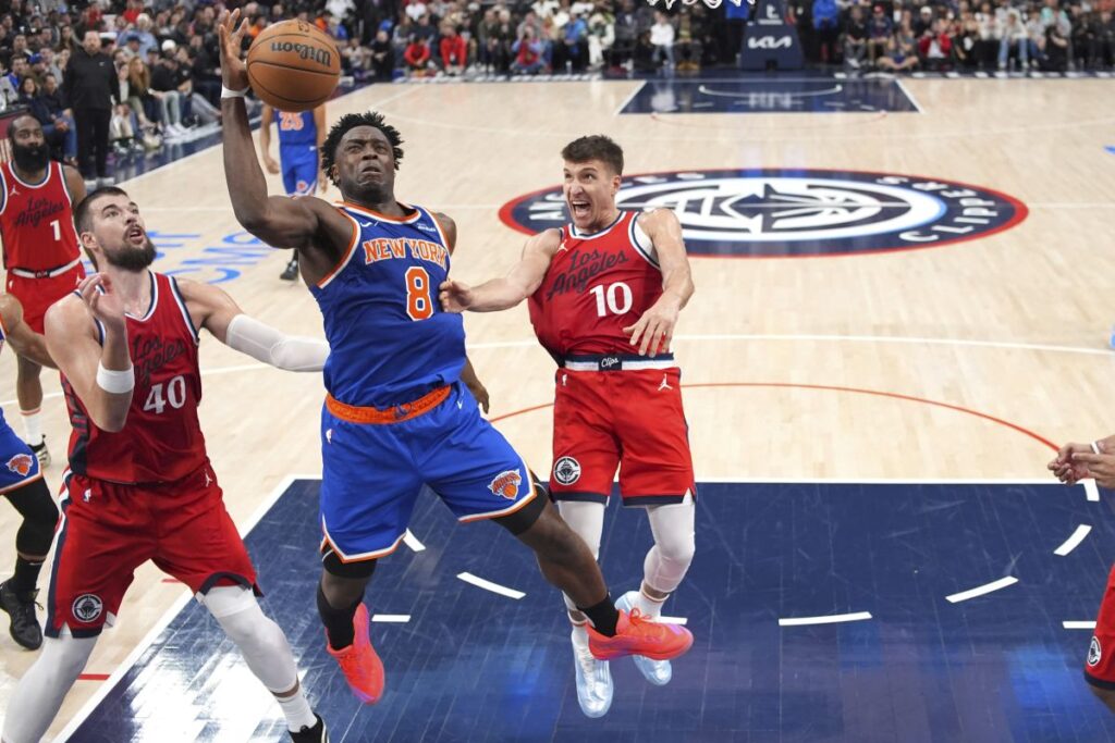 New York Knicks forward OG Anunoby, center, shoots as Los Angeles Clippers center Ivica Zubac, left, and guard Bogdan Bogdanovic defend during the second half of an NBA basketball game Friday, March 7, 2025, in Inglewood, Calif. (AP Photo/Mark J. Terrill)