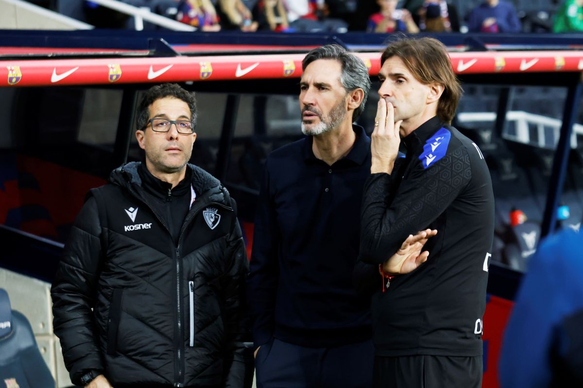 Osasuna's head coach Vicente Moreno, centre, looks on ahead of the Spanish La Liga soccer match between Barcelona and Osasuna at the Lluis Companys Olympic Stadium, in Barcelona, Spain, Saturday, March 8, 2025. (AP Photo/Joan Monfort)