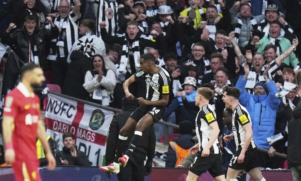 Newcastle's Alexander Isak, centre, celebrates after scoring his side's second goal during the EFL Cup final soccer match between Liverpool and Newcastle at Wembley Stadium in London, Sunday, March 16, 2025. (AP Photo/Alastair Grant)