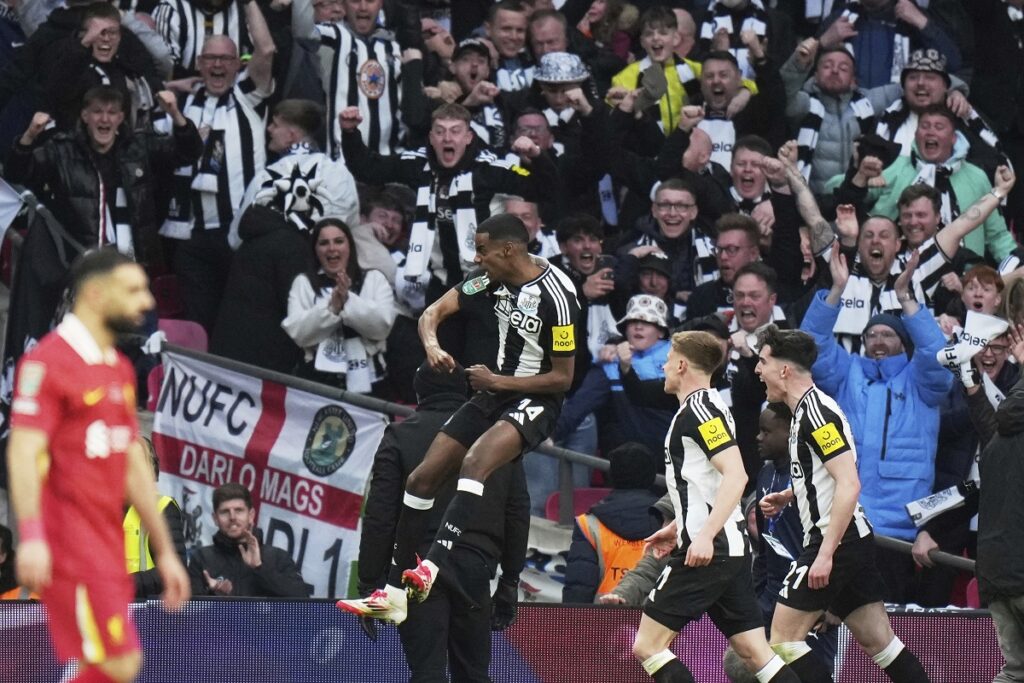 Newcastle's Alexander Isak, centre, celebrates after scoring his side's second goal during the EFL Cup final soccer match between Liverpool and Newcastle at Wembley Stadium in London, Sunday, March 16, 2025. (AP Photo/Alastair Grant)