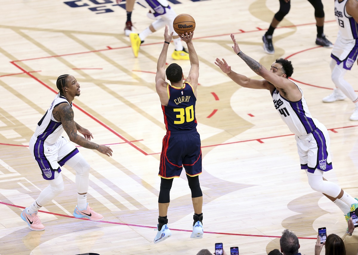 Golden State Warriors' Stephen Curry hits a 3-pointer, the 4000th of his career, in 3rd quarter against Sacramento Kings during NBA game at Chase Center in San Francisco on Thursday, March 13, 2025. (Scott Strazzante/San Francisco Chronicle via AP)