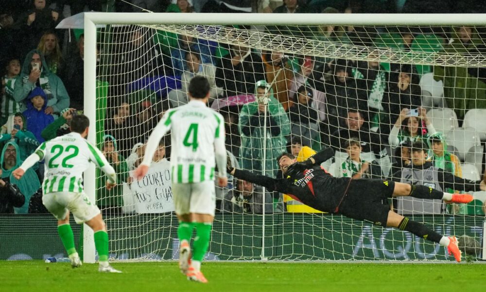 Real Madrid's goalkeeper Thibaut Courtois, right, fails to save the ball as Betis' Isco, left, scores his side's second goal during a Spanish La Liga soccer match between Real Betis and Real Madrid at the Benito Villamarin stadium in Seville, Spain, Saturday, March 1, 2025. (AP Photo/Jose Breton)