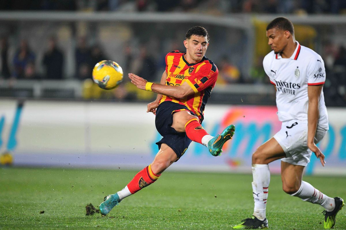 Lecce's Nikola Krstovic in action during the Italian Serie A soccer match between US Lecce and AC Milan at the Via del Mare Stadium in Lecce, Italy, Saturday, March 8, 2025. (Giovanni Evangelista/LaPresse via AP)