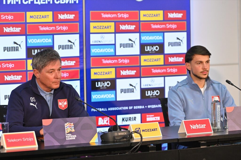 DRAGAN STOJKOVIC PIKSI selektor i trener i LAZAR SAMARDZIC fudbaler reprezentacije Srbije pres konferencija u sportskom centru FSS, Stara Pazova 22.03.2025. godine Foto: Marko Metlas Fudbal, Srbija, Pres konferencija