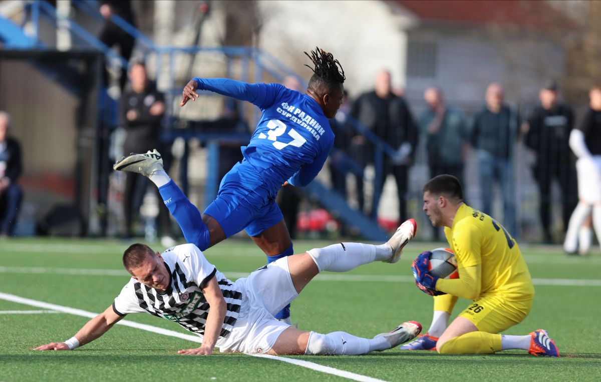 DUSAN JOVANOVIC, fudbaler Partizana, na kup utakmici protiv Radnika, i SADICK ABUBAKAR i STEFAN ILIC golman, na Gradskom stadionu. Surdulica, 12.03.2025. foto: MN Press / mi Fudbal, Kup Srbije, Radnik Surdulica, Partizan