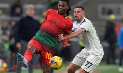 Lazio's Adam Marusic, right, challenges AC Milan's Rafael Leao during the Serie A soccer match between AC Milan and Lazio at the San Siro stadium, in Milan, Italy, Sunday, March 2, 2025. (AP Photo/Antonio Calanni)