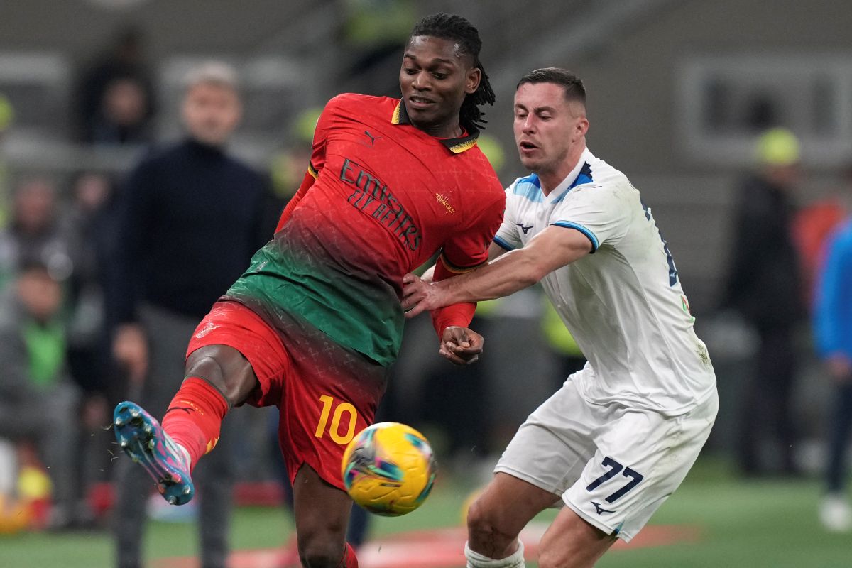 Lazio's Adam Marusic, right, challenges AC Milan's Rafael Leao during the Serie A soccer match between AC Milan and Lazio at the San Siro stadium, in Milan, Italy, Sunday, March 2, 2025. (AP Photo/Antonio Calanni)