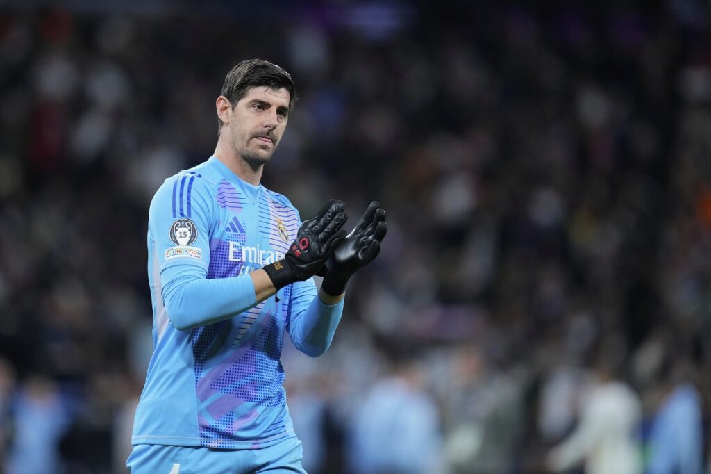 Real Madrid's goalkeeper Thibaut Courtois applauds fans at the end of the Champions League round of 16 first leg soccer match between Real Madrid and Atletico Madrid at the Bernebeu stadium in Madrid, Spain, Tuesday, March 4, 2025. (AP Photo/Manu Fernandez)