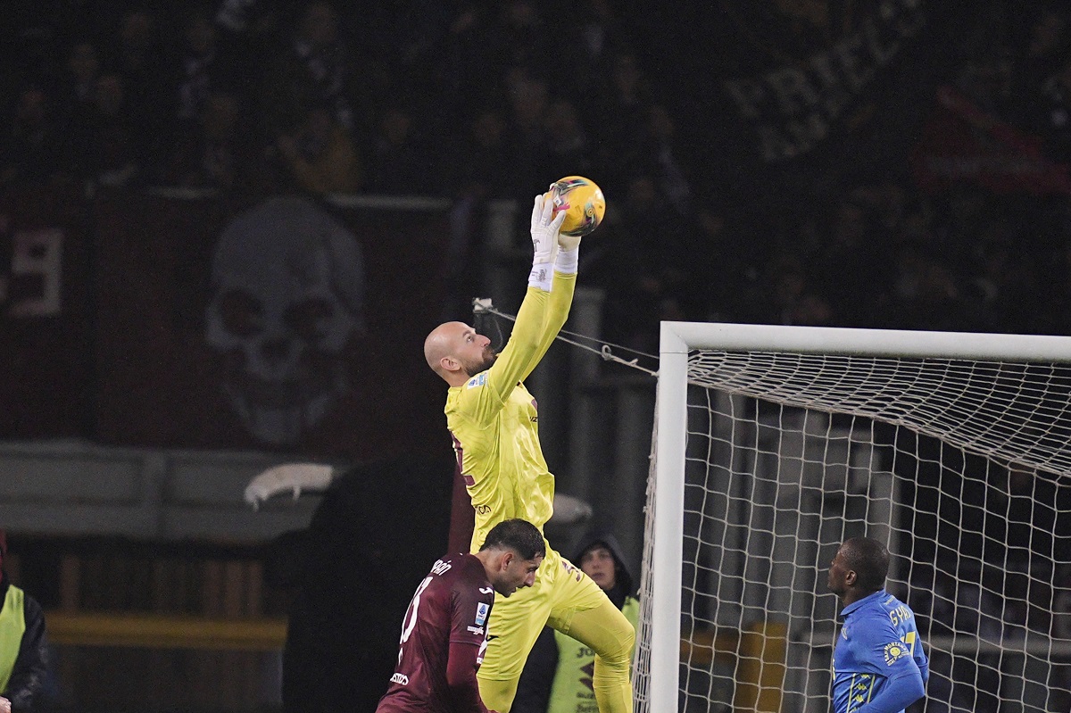 Torino's goalkeeper Vanja Milinkovic-Savic makes a save during the Serie A soccer match between Torino and Empoli at the Stadio Olimpico Grande Torino in Turin, Italy, Saturday, March 15, 2025. (Marco Alpozzi/LaPresse via AP)