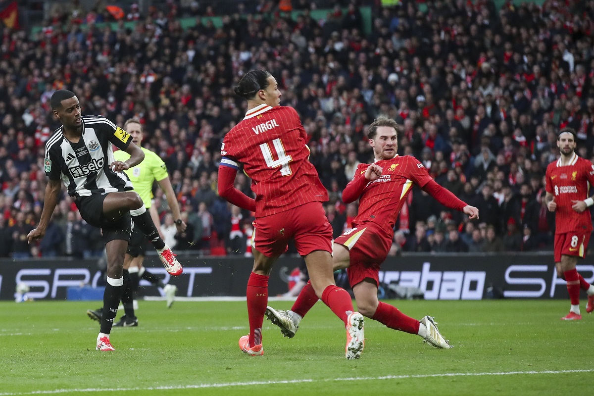 Newcastle's Alexander Isak, left, scores his side's second goal during the EFL Cup final soccer match between Liverpool and Newcastle at Wembley Stadium in London, Sunday, March 16, 2025. (AP Photo/Scott Heppell)