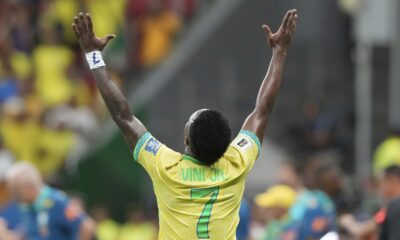 Brazil's Vinicius Junior celebrates after scoring his side's second goal against Colombia during a FIFA World Cup 2026 qualifying soccer match at Mane Garrincha stadium in Brasilia, Brazil, Thursday, March 20, 2025. (AP Photo/Eraldo Peres)