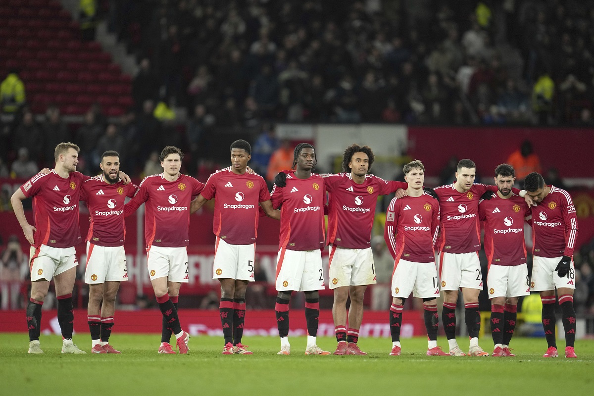 Manchester United players react after losing a penalty shootout during the English FA Cup soccer match against Fulham at the Old Trafford stadium in Manchester, England, Sunday, March 2, 2025. (AP Photo/Jon Super)