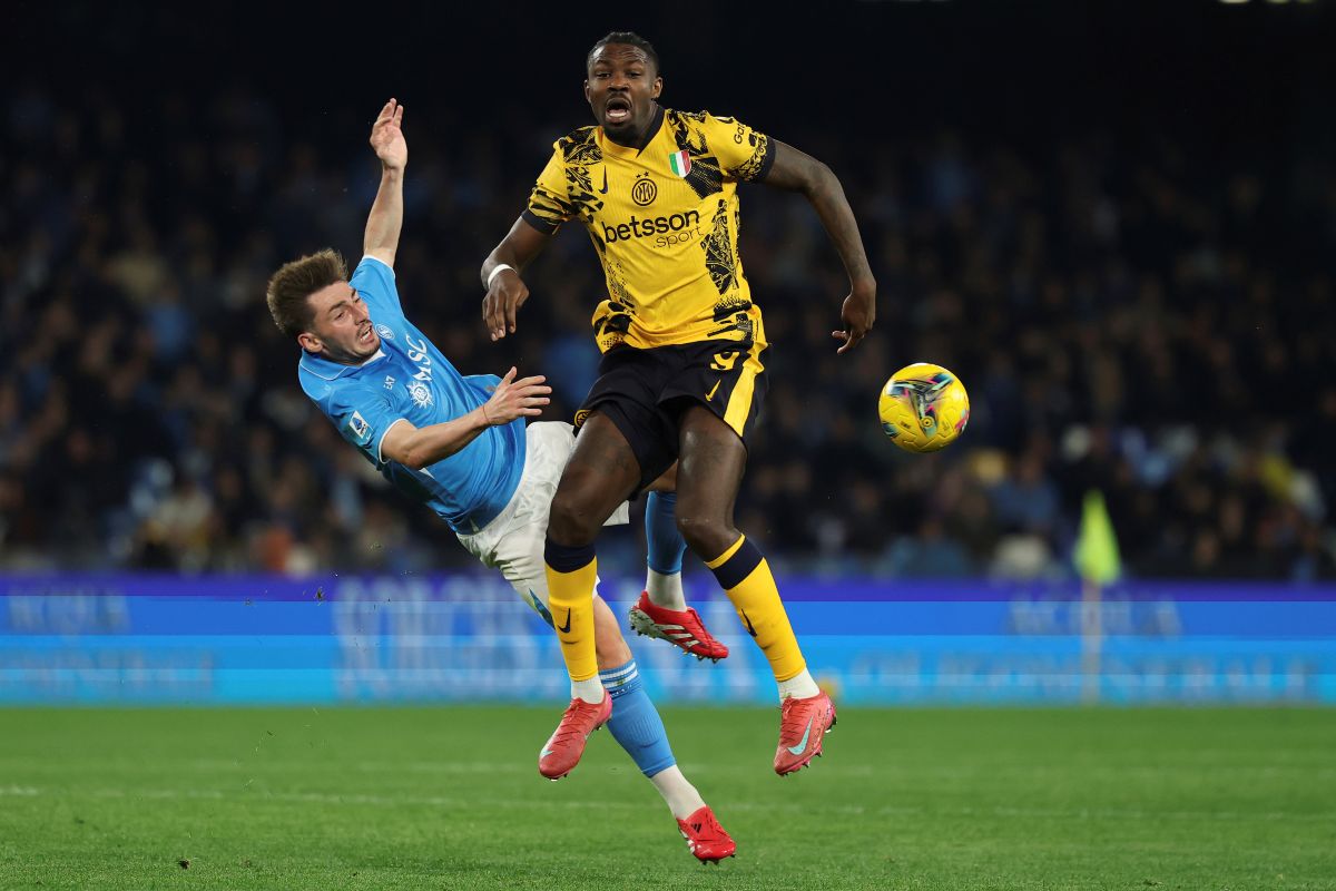 Napoli's Billy Gilmour left, and Inter Milan's Marcus Thuram battle for the ball during the Serie A soccer match between Napoli and Inter Milan, at the Naples Diego Armando Maradona stadium, Italy, Saturday March 1, 2025. (Alessandro Garofalo/LaPresse via AP)