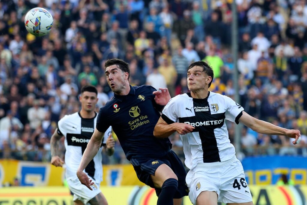Juventus' Dusan Vlahovic, left, and Parma's Giovanni Leoni in action during the Serie A soccer match between Parma and Juventus at the Ennio Tardini Stadium, Italy, Wednesday April 23, 2025. (Paola Garbuio/LaPresse via AP)
