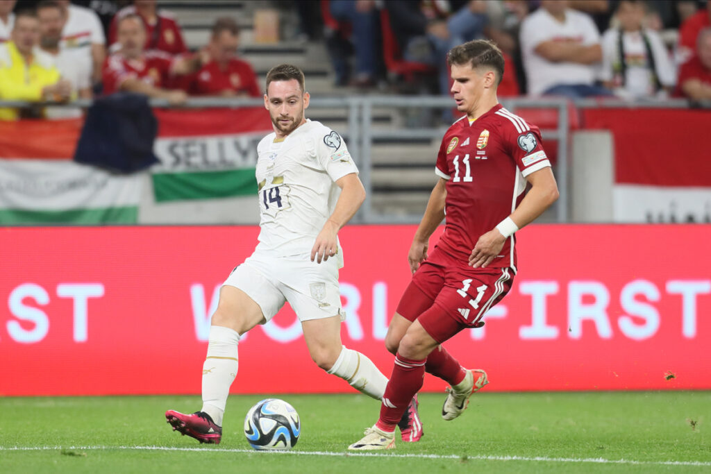 ANDRIJA ZIVKOVIC fudbaler reprezentacije Srbije na utakmici kvalifikacija za UEFA Evropsko prvenstvo 2024 godine protiv MILOS KERKEZ iz Madjarske na stadionu Ferenc Puskas, Budimpesta 14.10.2023. godine Foto: Marko Metlas Fudbal, Reprezentacija, Srbija, Madjarska, UEFA Evropsko prvenstvo, EURO 2024