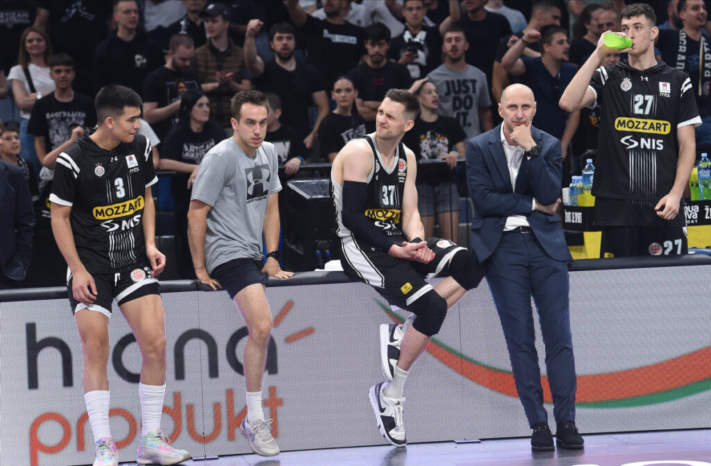 SAVO DREZGIC, MATEUSZ PONITKA, ALEKSA DIMITRIJEVIC, i kosarkasi Partizana, na utakmici plejofa prvenstva drzave protiv Crvene zvezde, u Beogradskoj areni. Beograd, 05.06.2024. foto: Nebojsa Parausic Kosarka, Play off, Partizan, Crvena zvezda