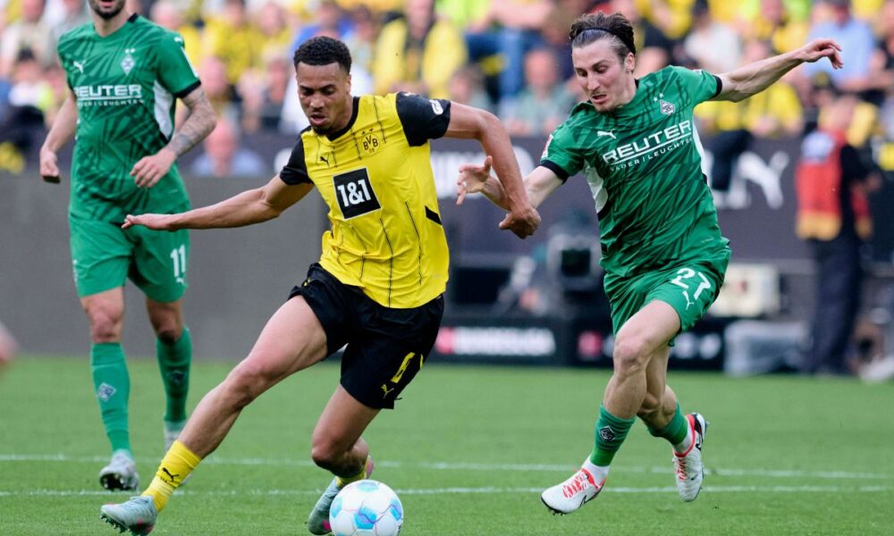 Dortmund's Felix Nmecha, left, and Rocco Reitz of Mönchengladbach in action during the Bundesliga soccer match between Borussia Dortmund and Borussia Mönchengladbach in Dortmund, Germany, Sunday April 20, 2025. (Bernd Thissen/dpa via AP)