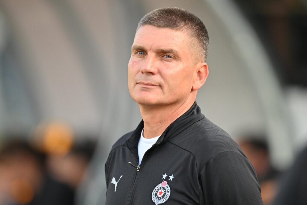 Trener Partizana na utakmici Superlige Prvenstva Srbije protiv OFK Beograda na stadionu Partizana, Beograd 23.04.2025. godine Foto: Marko Metlas Fudbal, Partizan, Superliga Prvenstvo Srbije, OFK Beograd