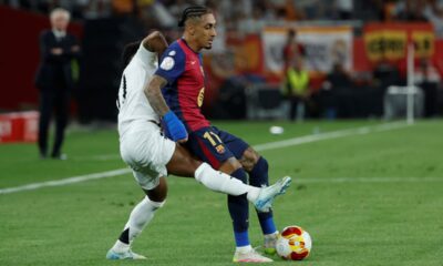 Barcelona's Raphinha, right, is challenged by Real Madrid's Rodrygo during the Spanish Copa del Rey final soccer match between Barcelona and Real Madrid at Estadio de La Cartuja stadium in Seville, Spain, Saturday, April 26, 2025. (AP Photo/Joan Monfort)