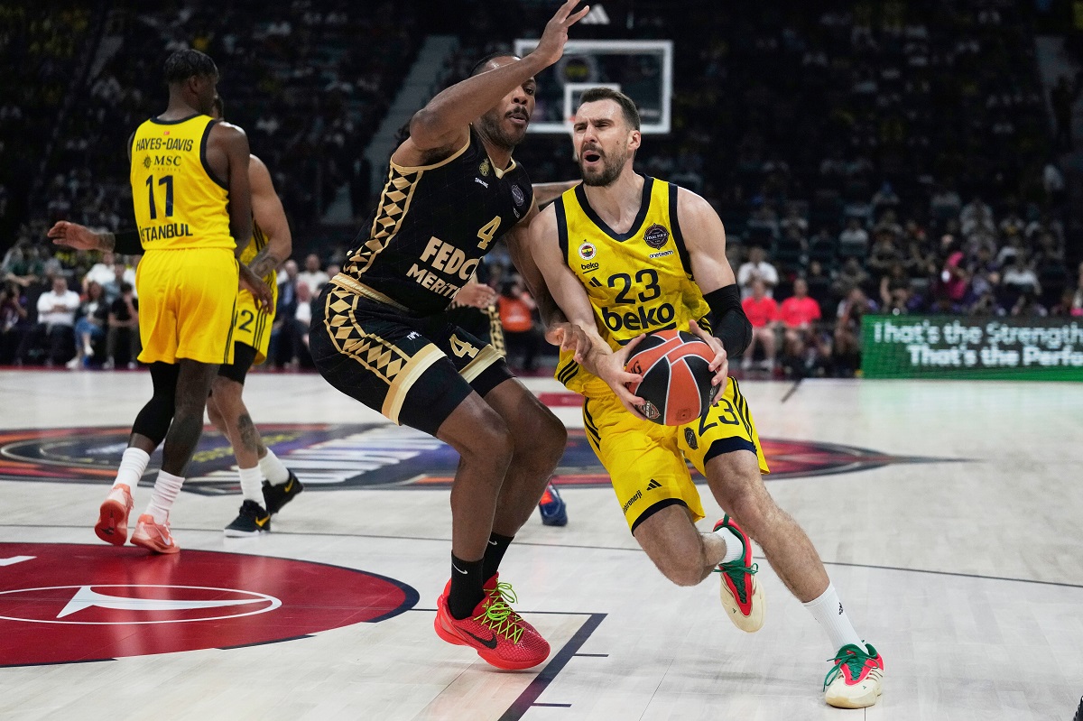 Fenerbahce's Marko Guduric, right, goes past Monaco's Jaron Blossomgame during the Euroleague final basketball match between Monaco and Fenerbahce in Abu Dhabi, United Arab Emirates, Sunday, May 25, 2025. (AP Photo/Altaf Qadri)