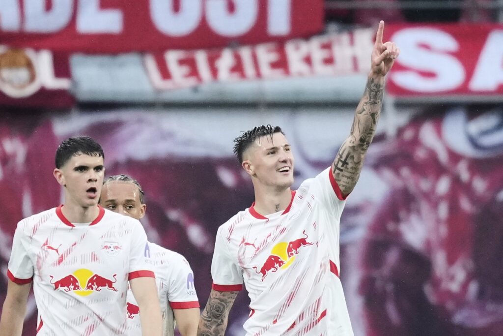 Leipzig's Benjamin Sesko, right, celebrates after scoring his side's opening goal during the German Bundesliga soccer match between RB Leipzig and FC Bayern Munich at the Red Bull Arena in Leipzig, Germany, Saturday, May 3, 2025. (AP Photo/Ebrahim Noroozi)