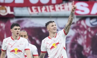 Leipzig's Benjamin Sesko, right, celebrates after scoring his side's opening goal during the German Bundesliga soccer match between RB Leipzig and FC Bayern Munich at the Red Bull Arena in Leipzig, Germany, Saturday, May 3, 2025. (AP Photo/Ebrahim Noroozi)