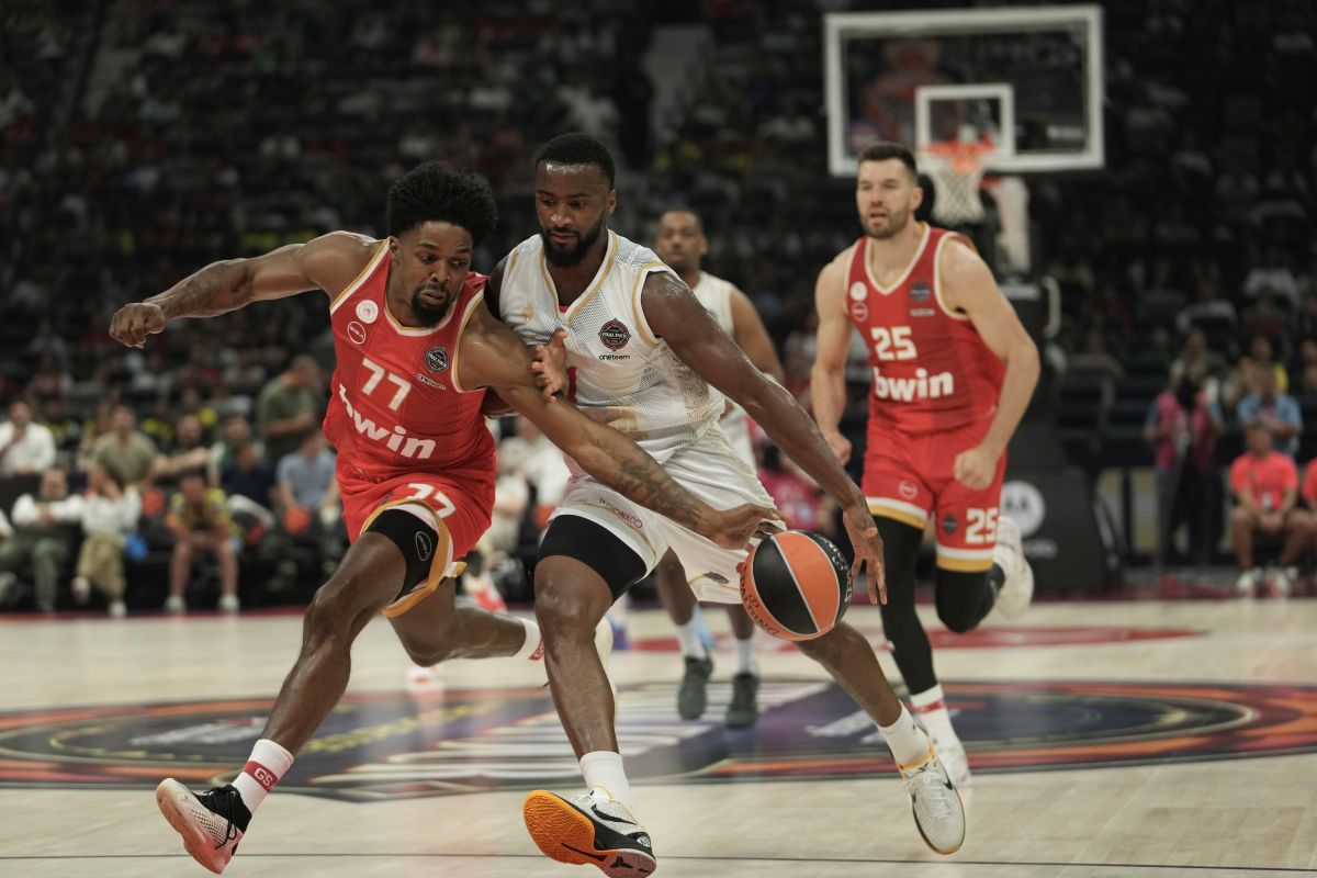 Olympiacos' Shaquielle McKissic tries to steal the ball from Monaco's Alpha Diallo duirng the Euroleague seimifinal basketball match between Olympiacos and Monaco in Abu Dhabi, United Arab Emirates, Sunday, May 18, 2025. (AP Photo/Fatima Shbair)