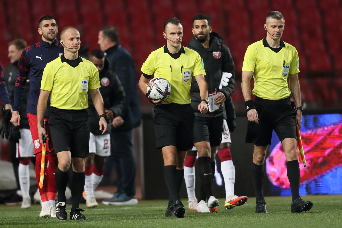 DAVOR BELJO pomocni sudija, IRFAN PELJTO sudija, DAMIR LAZIC pomocni sudija iz Bosne i Hercegovine fudbaleri reprezentacije Srbije na prijateljskoj utakmici kvalifikacija za FIFA Svetsko prvenstvo protiv Katara na stadionu Rajka Mitica, Beograd 11.11.2021. godine Foto: Marko Metlas Fudbal, Reprezentacija, Srbija, Katar, Prijateljska utakmica, Kvalifikacije za Svetsko prvenstvo