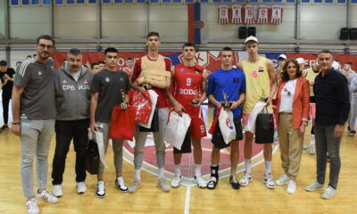 SAVO DREZGIC Partizan, LAZAR GACIC Crvena zvezda, PAVLE NIKOLIC Borac, DJORDJE CURCIC Borac, BOGOLJUB MARKOVIC Mega MIS primaju trofej za clana najbolje petorke lige. Trofej i poklone im predaje ALEKSANDAR BUCAN, IRENA JEKNIC, OLIVER KOSTIC trener, na utakmici finala prvenstva Srbije U18 Mega MIS - Borac, u hali Basket City. Beograd, 10.05.2023. foto: Nebojsa Parausic Kosarka, U18, Mega MIS, Borac Cacak
