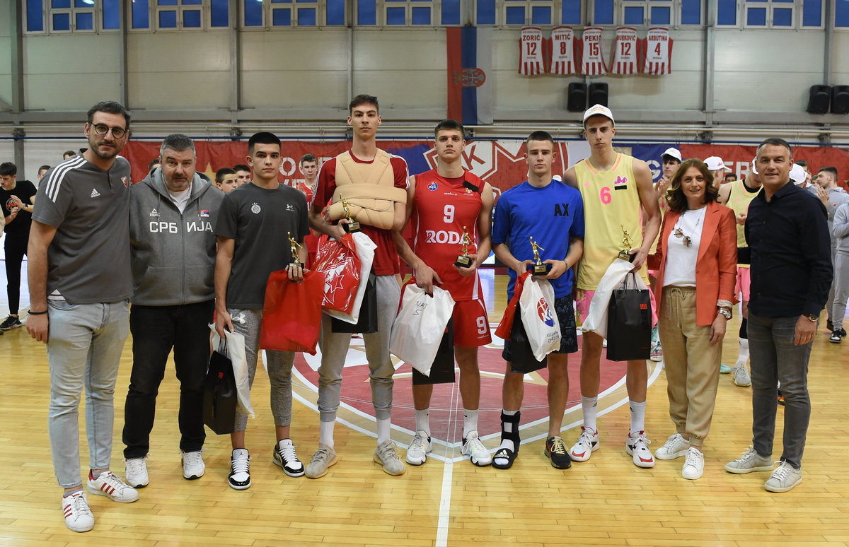 SAVO DREZGIC Partizan, LAZAR GACIC Crvena zvezda, PAVLE NIKOLIC Borac, DJORDJE CURCIC Borac, BOGOLJUB MARKOVIC Mega MIS primaju trofej za clana najbolje petorke lige. Trofej i poklone im predaje ALEKSANDAR BUCAN, IRENA JEKNIC, OLIVER KOSTIC trener, na utakmici finala prvenstva Srbije U18 Mega MIS - Borac, u hali Basket City. Beograd, 10.05.2023. foto: Nebojsa Parausic Kosarka, U18, Mega MIS, Borac Cacak