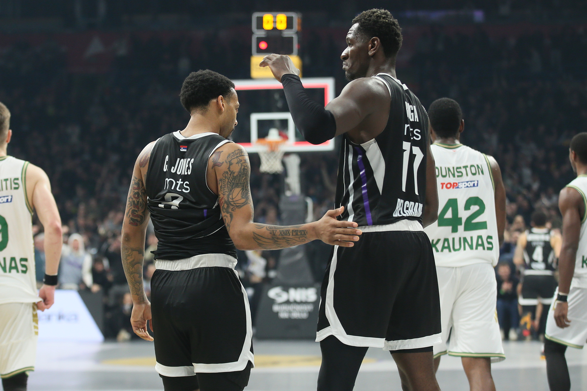 ISAAC BONGA Ajzak Bonga i CARLIK JONES Karlik Dzons kosarkasi Partizana na utakmici Evrolige protiv Zalgirisa u hali Beogradska Arena, Beograd 03.12.2024. godine Foto: Ivica Veselinov / MN PRESS KOSARKA, BASKETBALL, EVROLIGA, EUROLEAGUE, PARTIZAN, ZALGIRIS