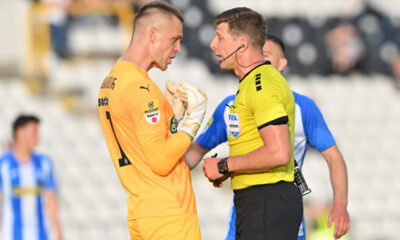 NOVAK SIMOVIC sudija iz Lovcenca i ALEKSANDAR JOVANOVIC golman fudbalera Partizana na utakmici Superlige Prvenstva Srbije protiv OFK Beograda na stadionu Partizana, Beograd 23.04.2025. godine Foto: Marko Metlas Fudbal, Partizan, Superliga Prvenstvo Srbije, OFK Beograd