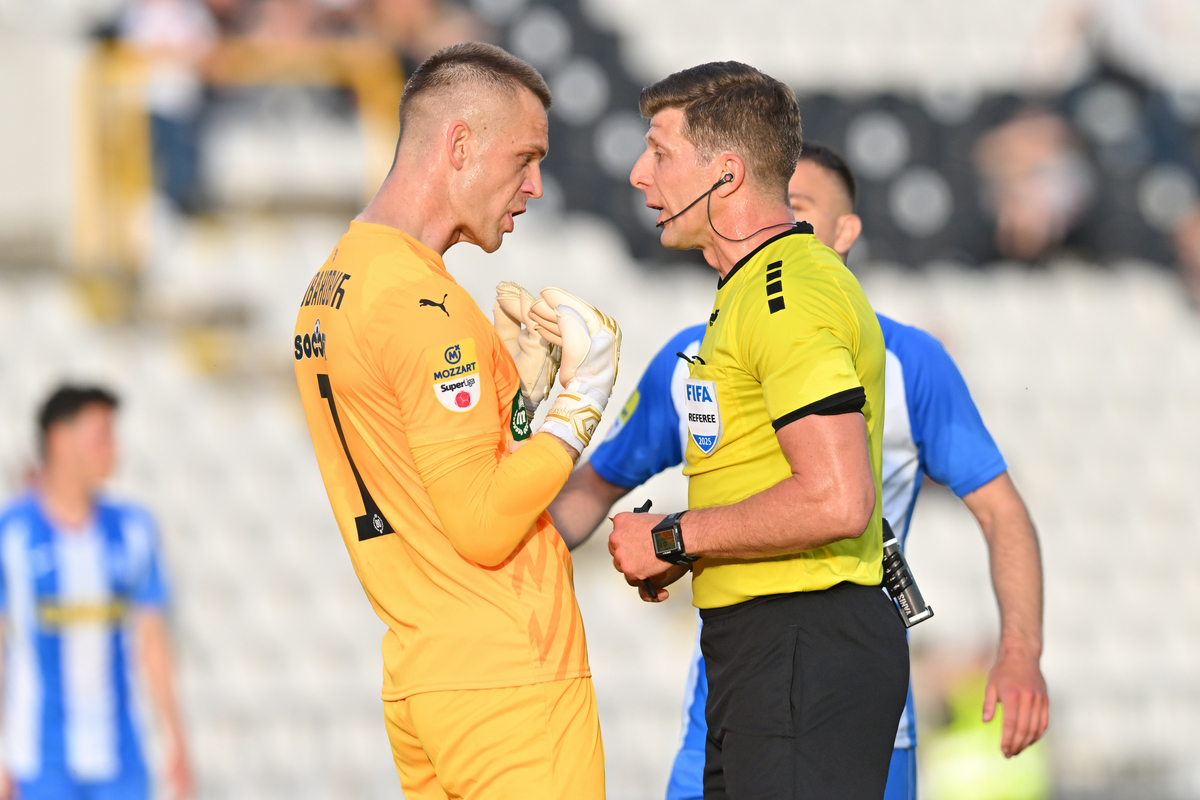 NOVAK SIMOVIC sudija iz Lovcenca i ALEKSANDAR JOVANOVIC golman fudbalera Partizana na utakmici Superlige Prvenstva Srbije protiv OFK Beograda na stadionu Partizana, Beograd 23.04.2025. godine Foto: Marko Metlas Fudbal, Partizan, Superliga Prvenstvo Srbije, OFK Beograd