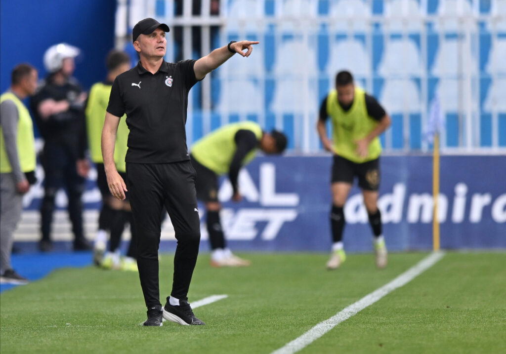 SRDJAN BLAGOJEVIC, trener fudbalera Partizana, na prvenstvenoj utakmici protiv Novog Pazara, na Gradskom stadionu. Novi Pazar, 04.05.2025. foto: Mladjan Ivanovic Fudbal, Novi Pazar, Partizan