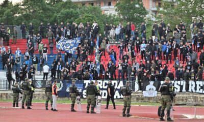 Navijaci fudbalera Novog Pazara, i policija, na utakmici Superlige Prvenstva Srbije protiv Radnickog Kragujevac, na stadionu Cika Daca. Kragujevac, 10.05.2025. foto: Mladjan Ivanovic Fudbal, Radnicki 1923, Novi Pazar