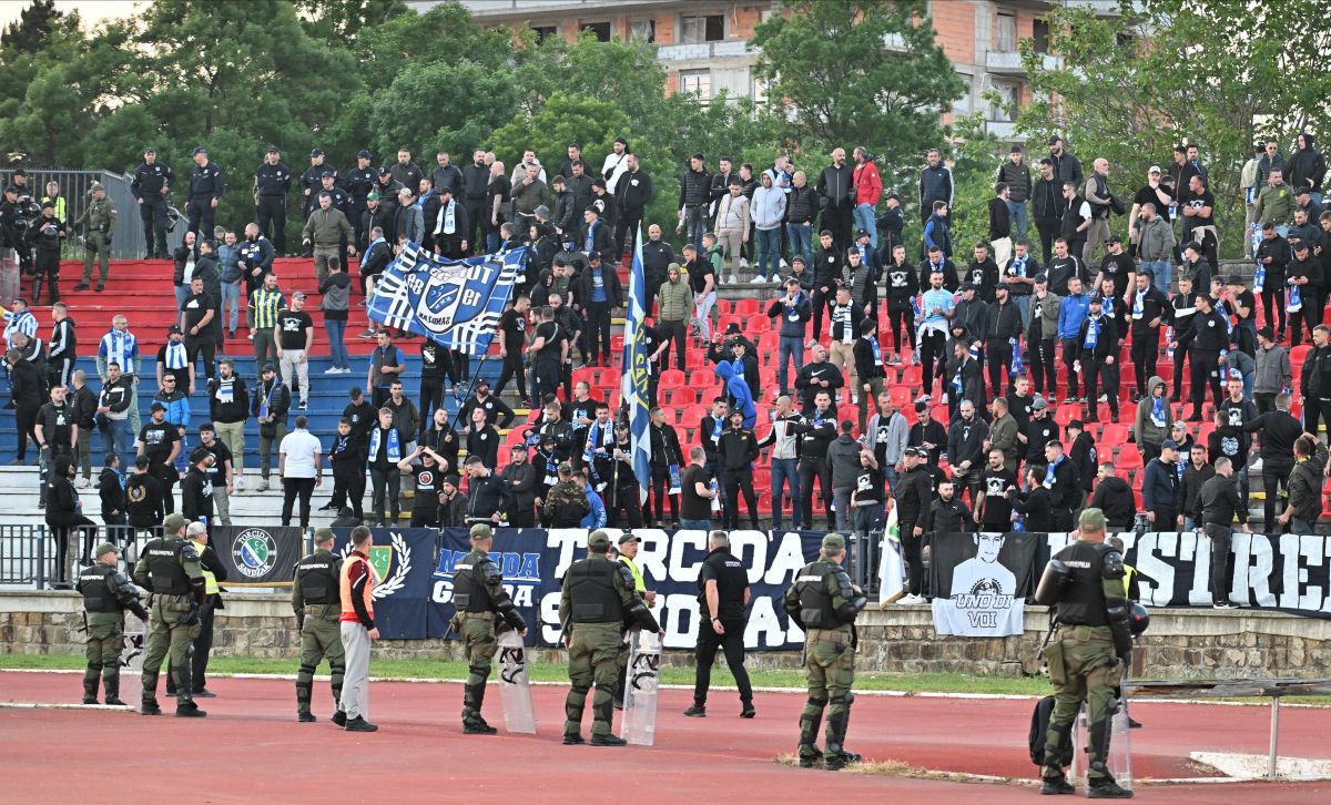 Navijaci fudbalera Novog Pazara, i policija, na utakmici Superlige Prvenstva Srbije protiv Radnickog Kragujevac, na stadionu Cika Daca. Kragujevac, 10.05.2025. foto: Mladjan Ivanovic Fudbal, Radnicki 1923, Novi Pazar