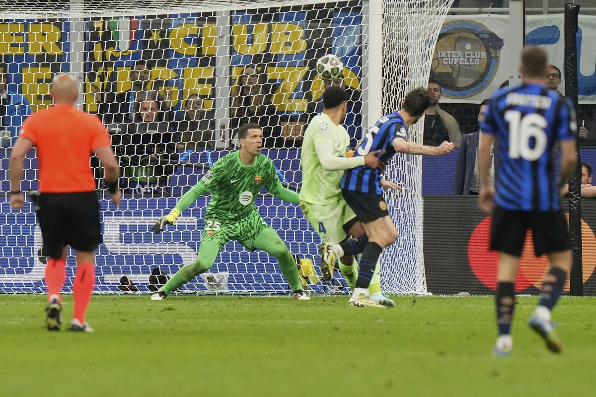 Inter Milan's Francesco Acerbi, second right, scores his side's third goal during the Champions League semifinal second leg soccer match between Inter Milan and Barcelona at San Siro stadium in Milan , Italy, Tuesday, May 6, 2025. (AP Photo/Luca Bruno)