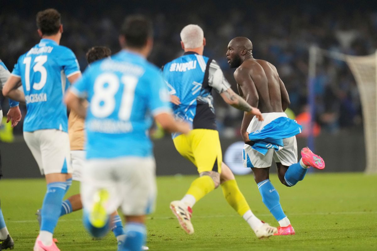Napoli's Romelu Lukaku celebrates after scoring his side's 2nd goal during the Italian Serie A soccer match between Napoli and Cagliari at the Diego Maradona stadium in Naples, Italy, Friday, May 23, 2025. (AP Photo/Gregorio Borgia)