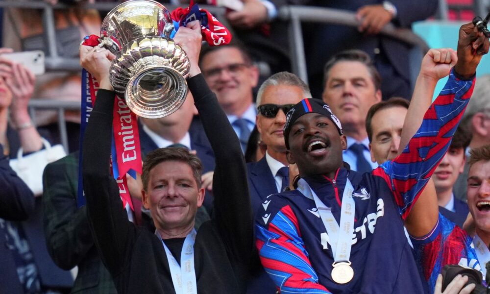 Crystal Palace's head coach Oliver Glasner raises the trophy after his team won the English FA Cup final soccer match between Crystal Palace and Manchester City at Wembley stadium in London, Saturday, May 17, 2025. (AP Photo/Kirsty Wigglesworth)